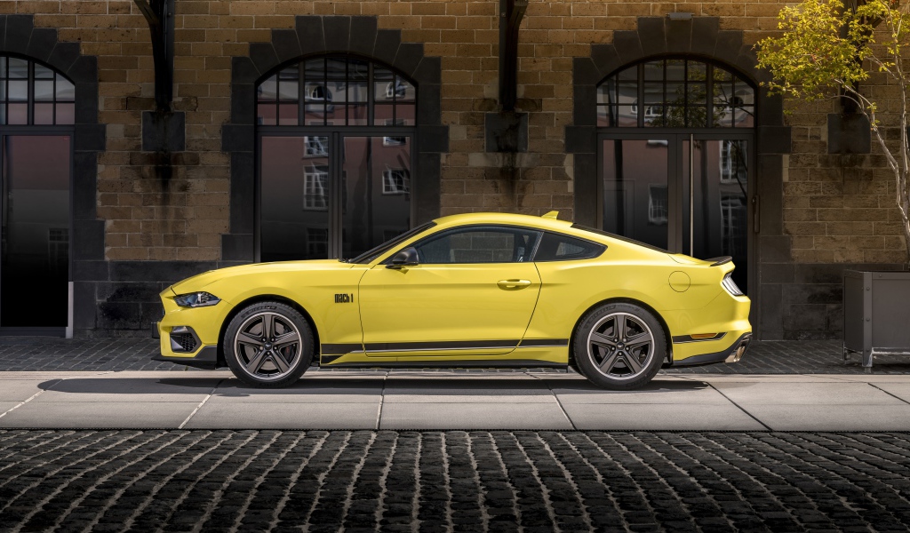 Желтый автомобиль Ford Mustang Mach 1 2021 года вид сбоку 