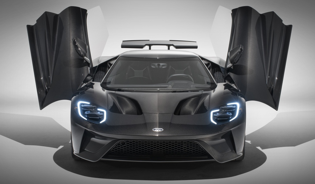 Автомобиль Ford GT Liquid Carbon, 2020 года с открытыми дверями