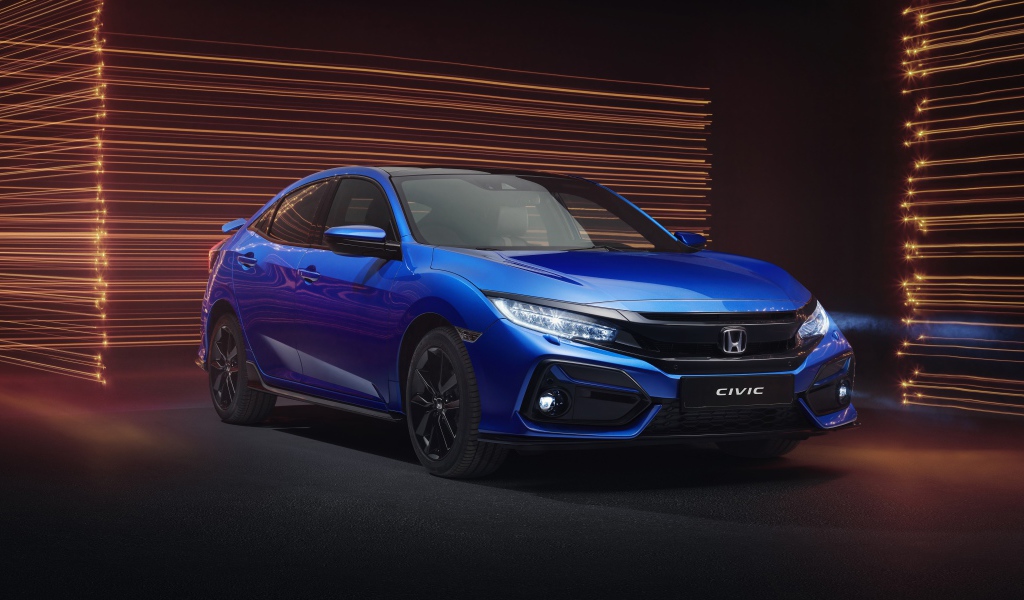 Синий автомобиль Honda Civic Hatchback Sport Line 2019 года