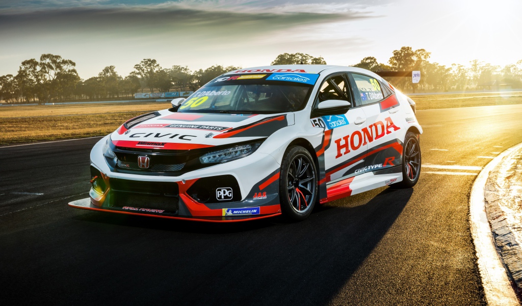 Гоночный автомобиль Honda Civic Type R TCR 2020 года на трассе