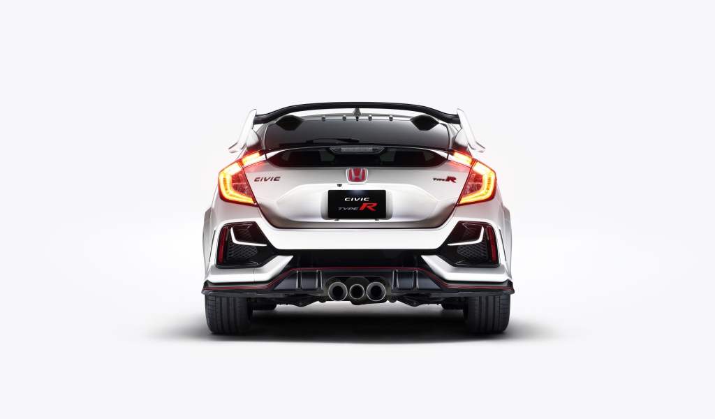 Автомобиль Honda Civic Type R 2020 года вид сзади на белом фоне