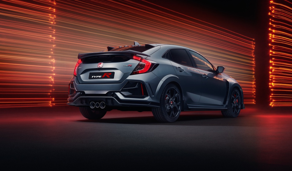 Серебристый автомобиль Honda Civic Type R Sport Line 2020 года вид сзади