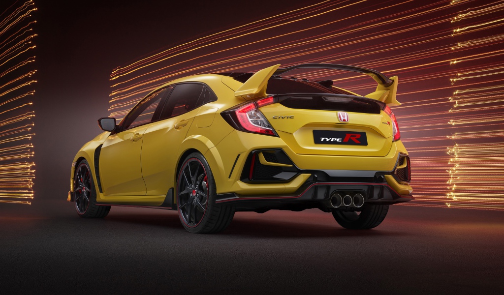 Желтый автомобиль Honda Civic Type R Limited Edition 2020 года вид сзади