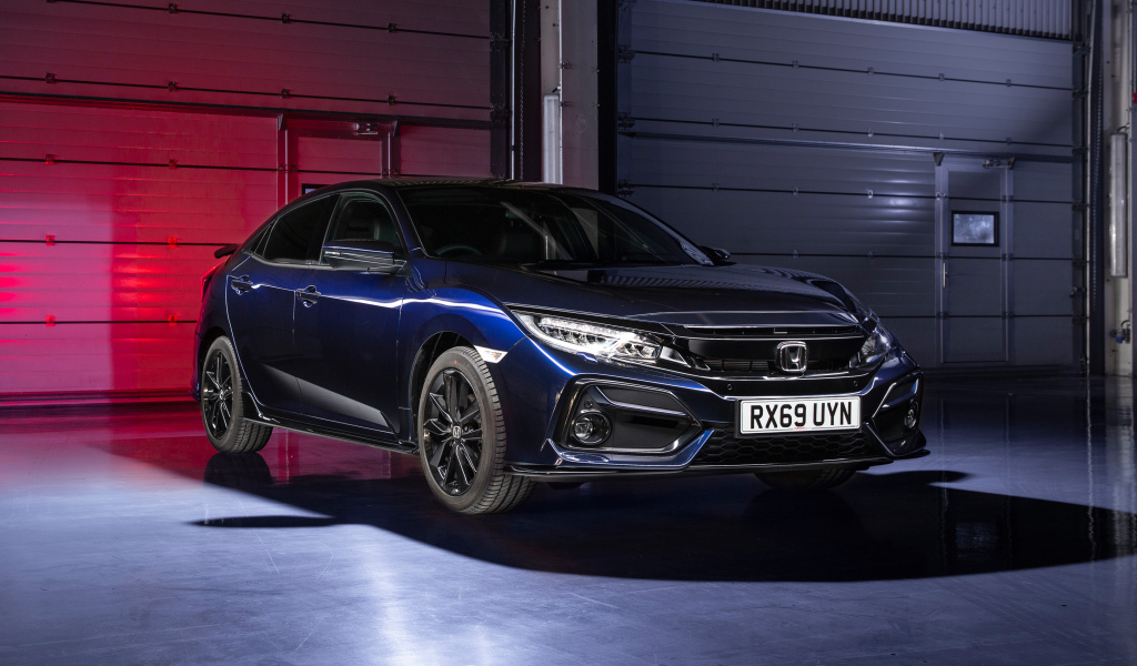 Синий автомобиль Honda Civic, 2019 года в гараже