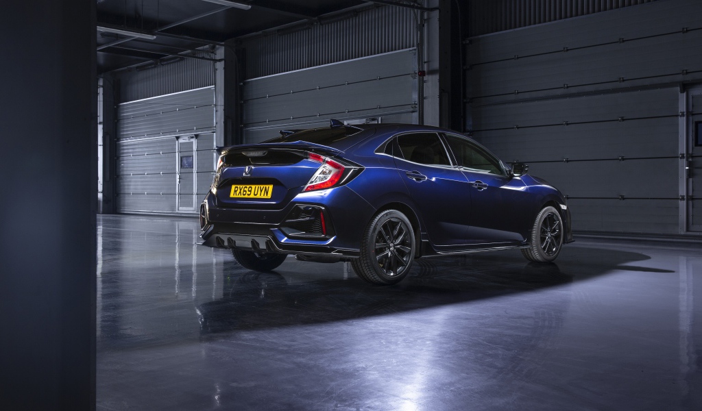 Синий хэтчбек Honda Civic  2019 года в гараже