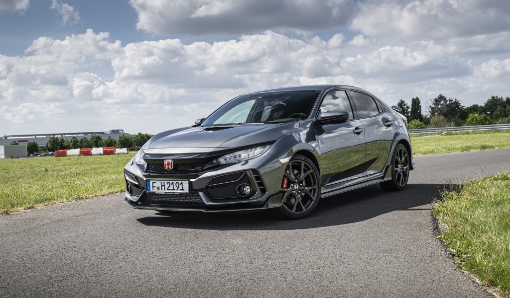 Автомобиль Honda Civic Type R Sport Line на фоне неба 