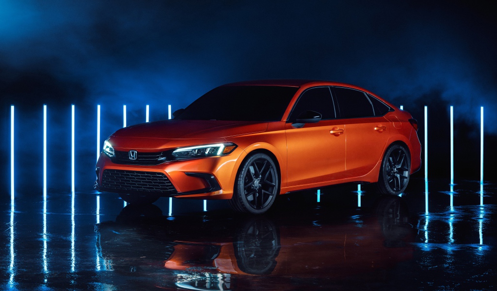Оранжевый автомобиль  Honda Civic, 2022 года вид спереди