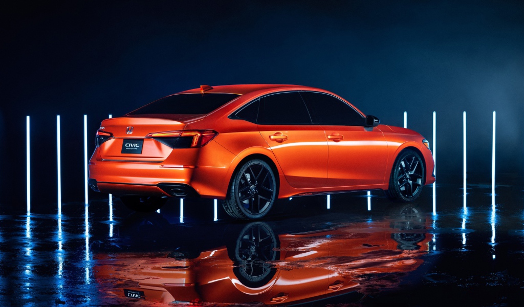 Оранжевый автомобиль  Honda Civic, 2022 года вид сзади