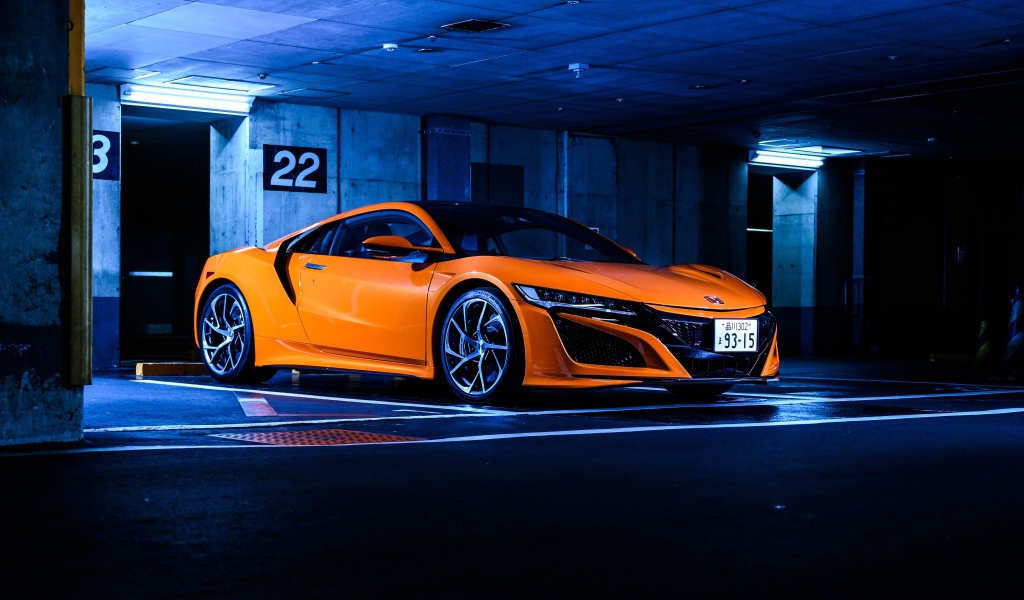 Оранжевый автомобиль Honda NSX в гараже 