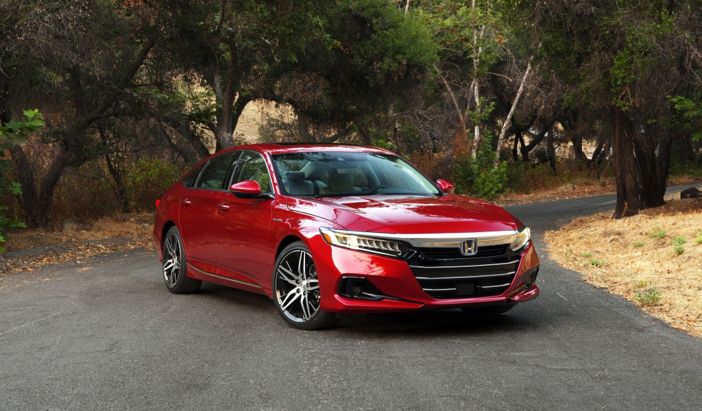 Красный автомобиль  Honda Accord Touring Hybrid 2021 года на дороге 