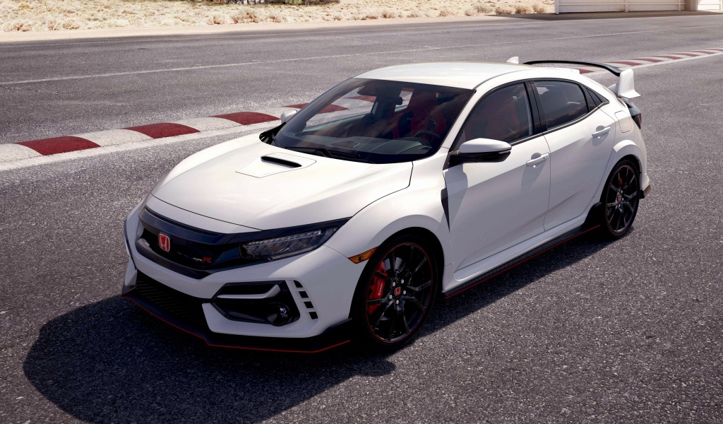 Белый автомобиль Honda Civic Type R, 2020 года на дороге