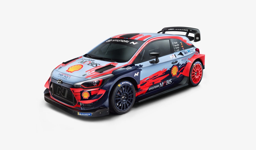 Спортивный Hyundai I20 Coupe WRC 2020 года на белом фоне