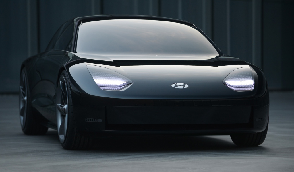 Черный автомобиль Hyundai Prophecy 2020 года вблизи