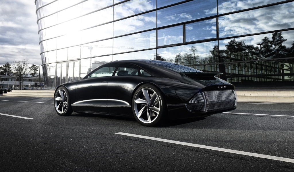 Черный автомобиль Hyundai Prophecy 2020 года вид сзади