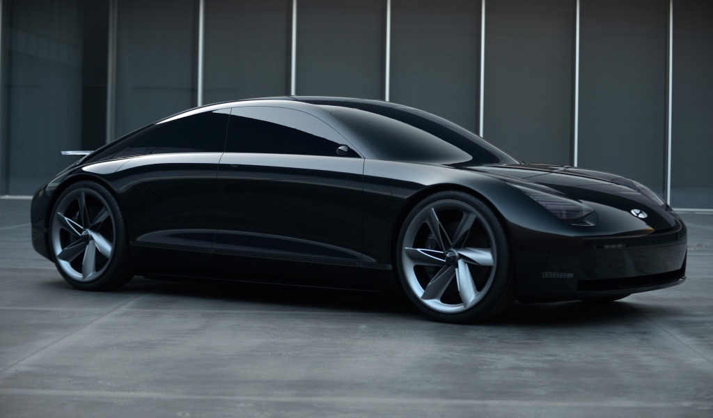 Черный автомобиль Hyundai Prophecy 2020 года вид сбоку 