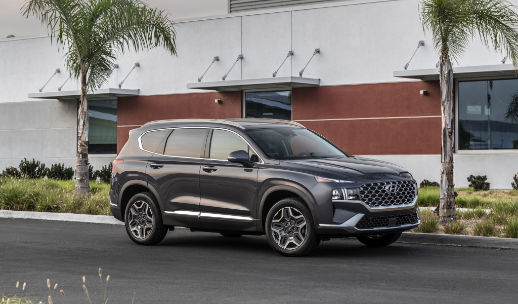 Автомобиль  Hyundai Santa Fe Hybrid, 2021 года у дома