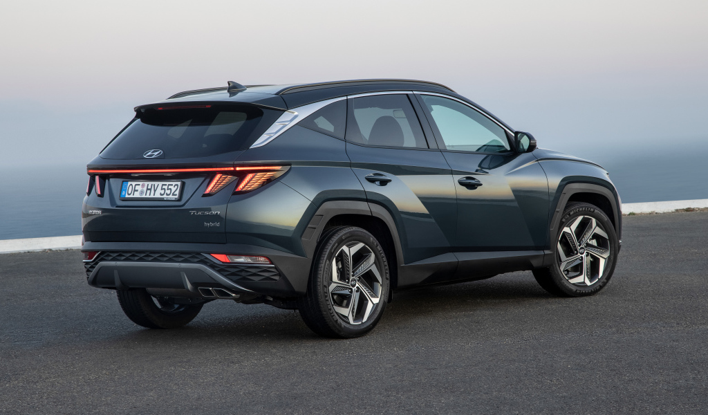 Внедорожник Hyundai Tucson Hybrid 2021 года вид сзади