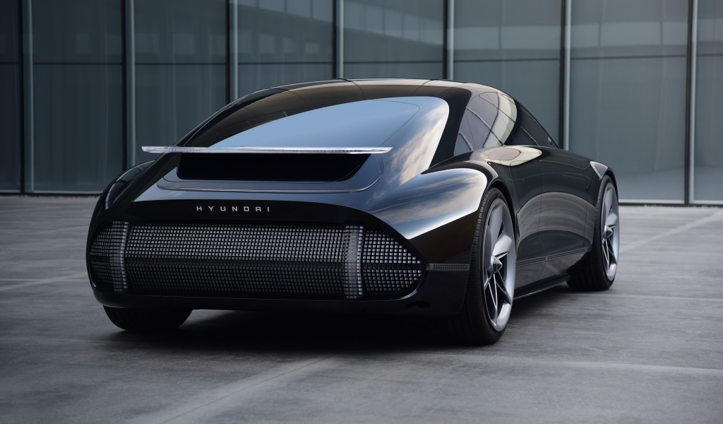 Черный автомобиль Hyundai Prophecy 2020 года вид сзади на сером фоне