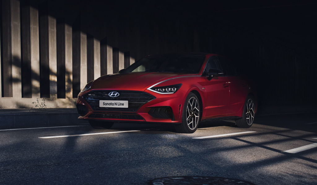 Красный автомобиль Hyundai Sonata N Line 2021 года в тени