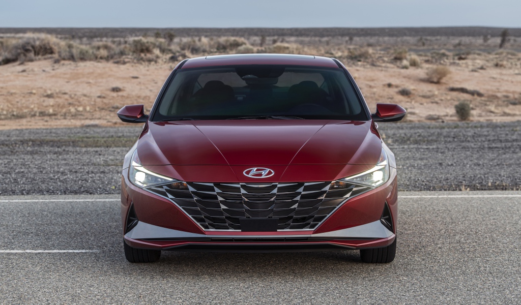 Красный автомобиль  Hyundai Elantra, 2021 года на пустыре