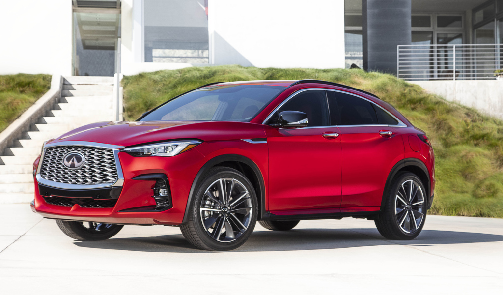 Красный автомобиль Infiniti QX55 AWD 2022 года у дома