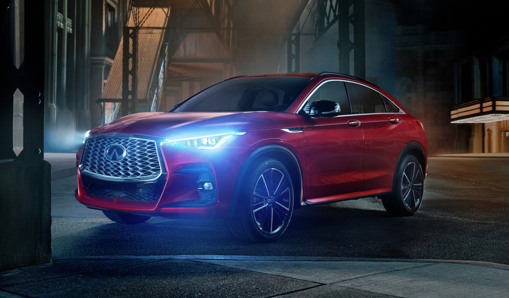 Красный автомобиль Infiniti QX55 AWD, 2022 года с включенными фарами