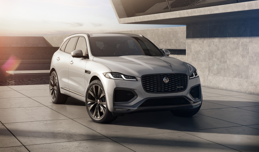 Серебристый автомобиль Jaguar F-Pace R-Dynamic Black Pack 2020 года 