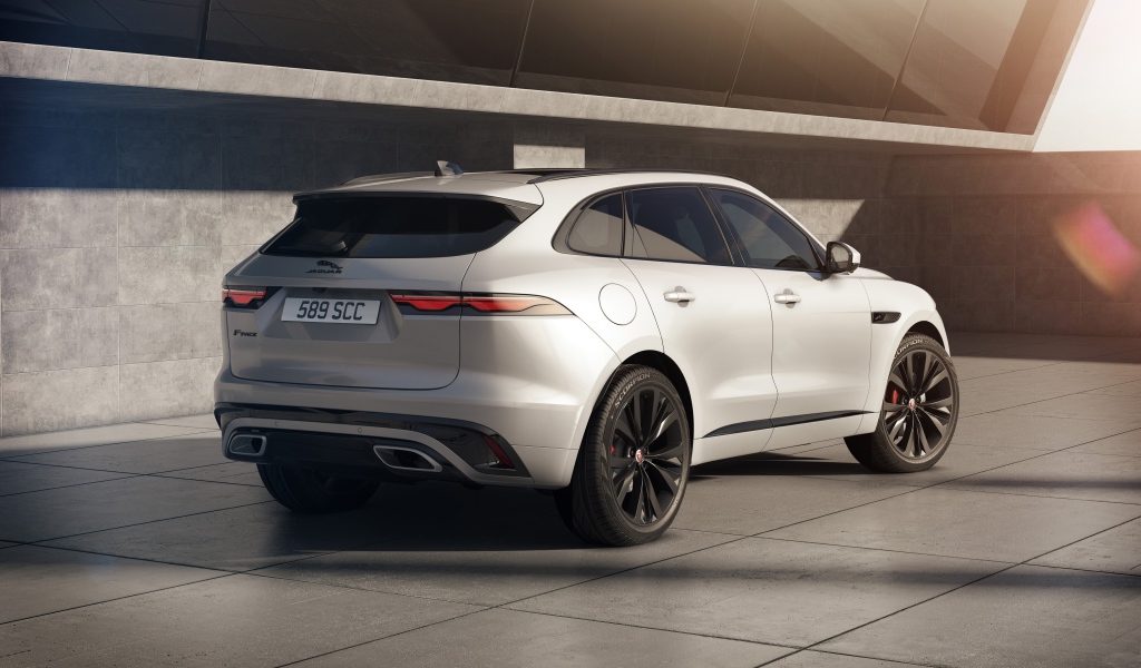 Автомобиль Jaguar F-Pace R-Dynamic Black Pack 2020 года вид сзади