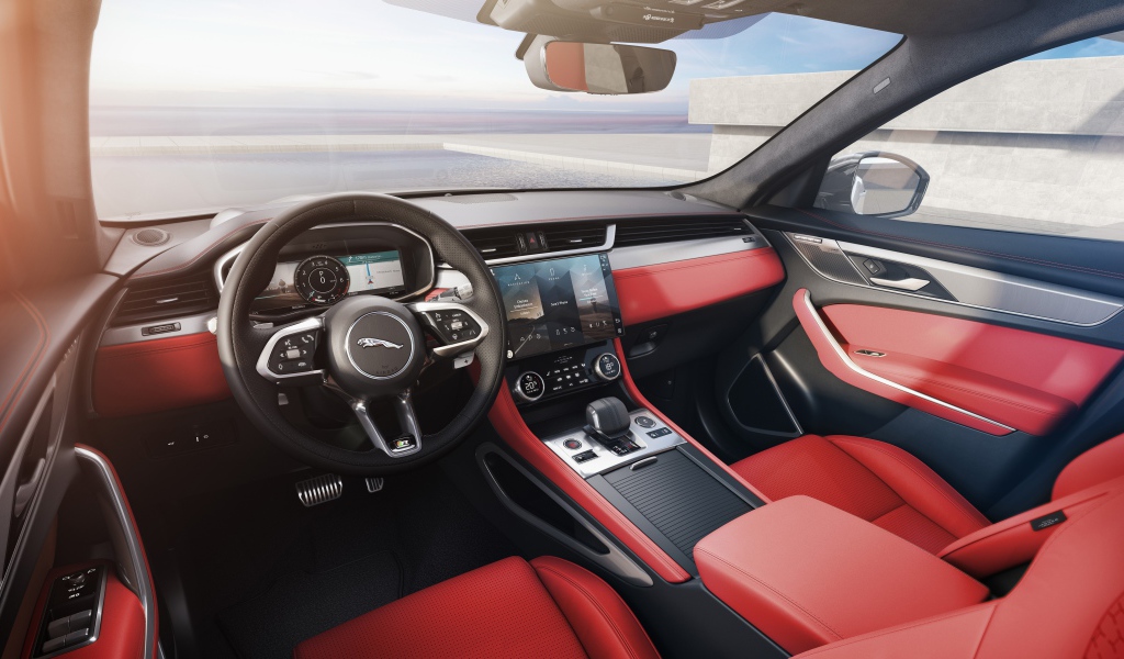 Красный кожаный салон автомобиля Jaguar F-Pace R-Dynamic 2020 года 