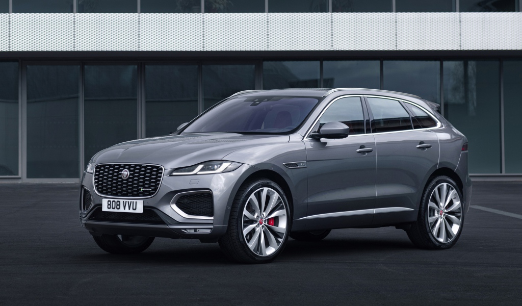 Серебристый автомобиль Jaguar F-Pace R-Dynamic 2020 года у здания 