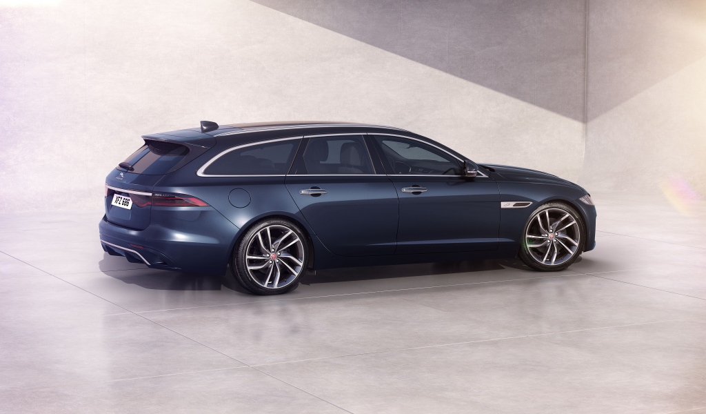 Автомобиль Jaguar XF Sportbrake 2020 года вид сбоку