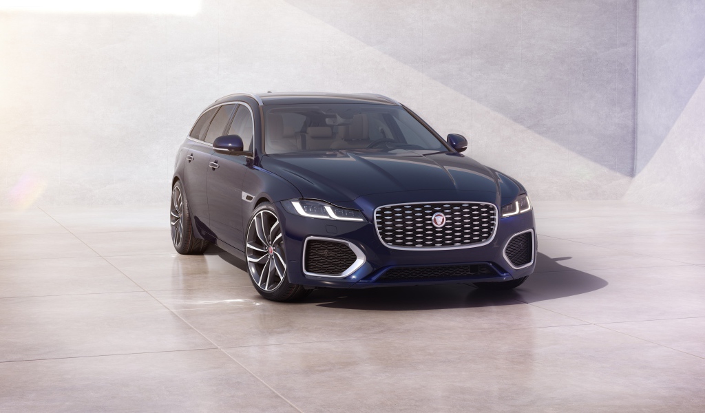 Синий автомобиль Jaguar XF Sportbrake 2020 года у стены 