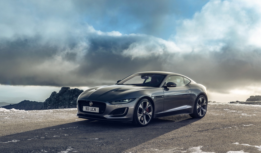 Автомобиль Jaguar F-Type P300 Coupe First Edition 2020 года на фоне облаков