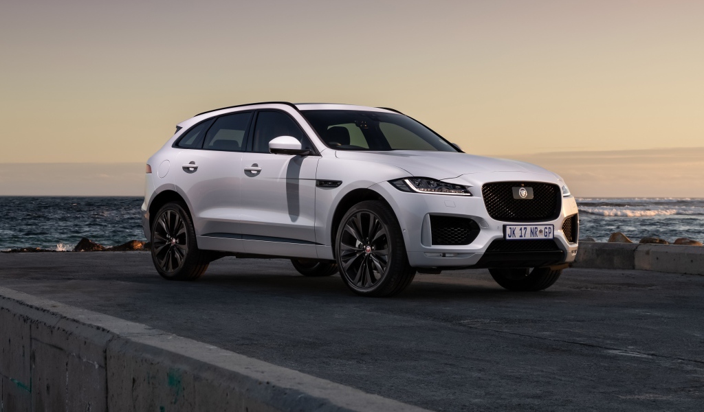Белый внедорожник Jaguar F-Pace 25d AWD Chequered Flag 2020 года у воды