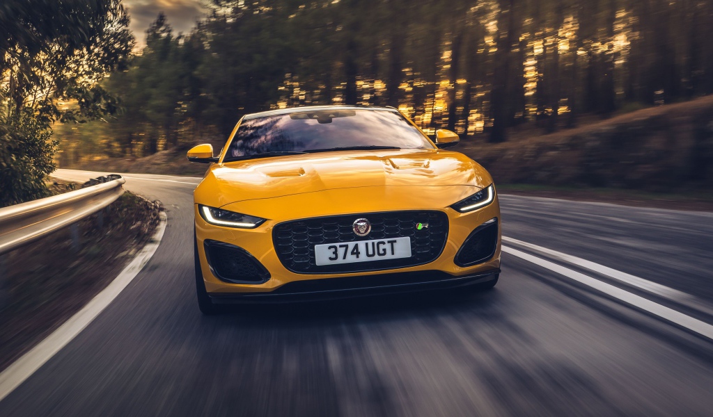 Желтый автомобиль Jaguar F-Type R Coupe 2020 года на трассе 