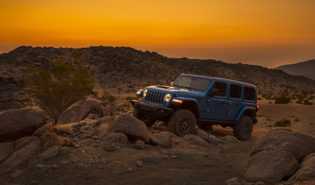 Автомобиль Jeep Wrangler Unlimited Rubicon 392, 2021 года на камнях