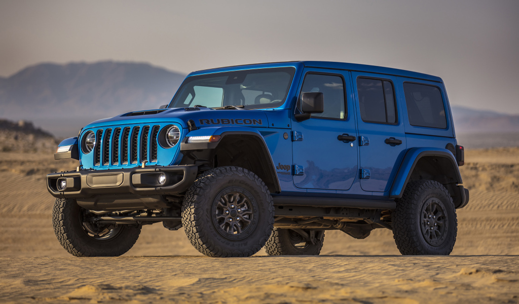 Синий Jeep Wrangler Unlimited Rubicon 392, 2021 года в пустыне