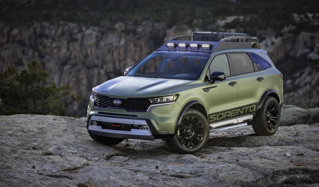 Внедорожник Kia Sorento, 2020 года в горах 