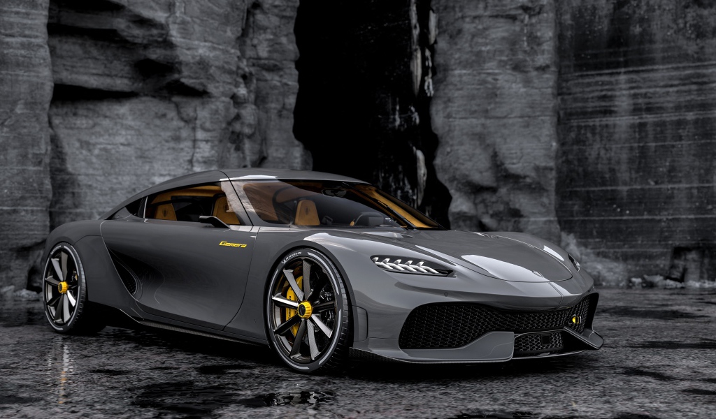 Автомобиль Koenigsegg Gemera 2020 года у высокой стены 