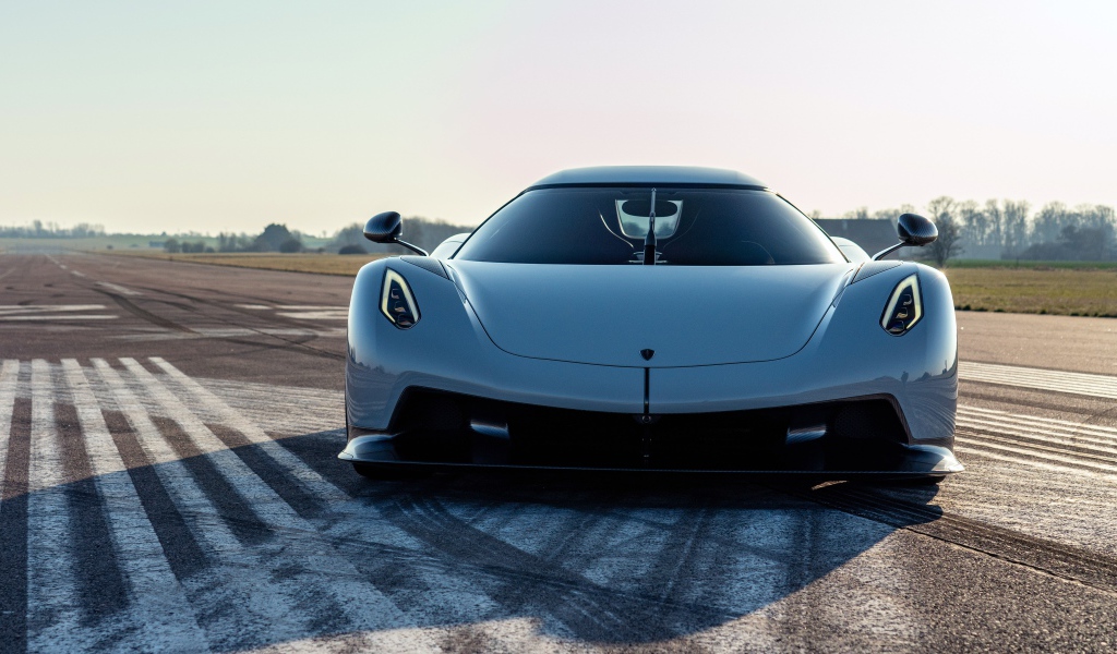 Автомобиль Koenigsegg Jesko Absolut 2020 года на трассе 