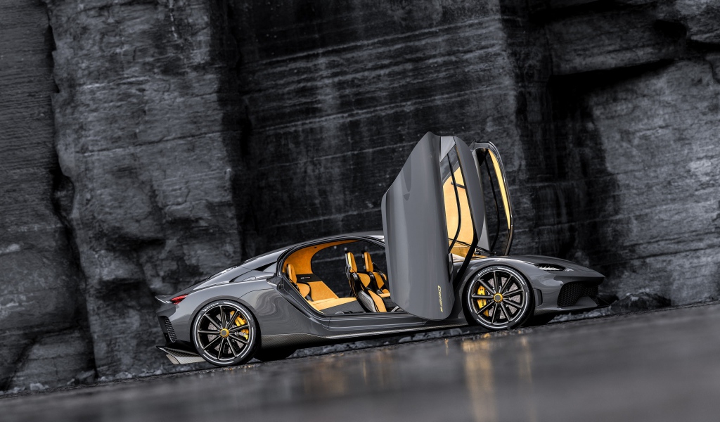 Автомобиль Koenigsegg Gemera 2020 года с открытыми дверями