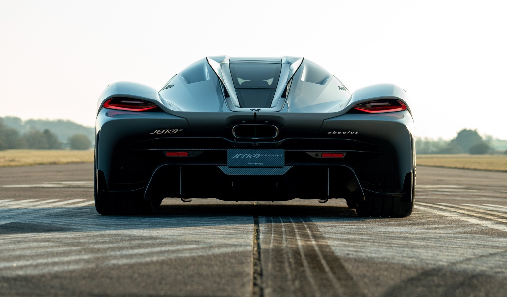 Черный автомобиль Koenigsegg Jesko Absolut 2020 года вид сзади