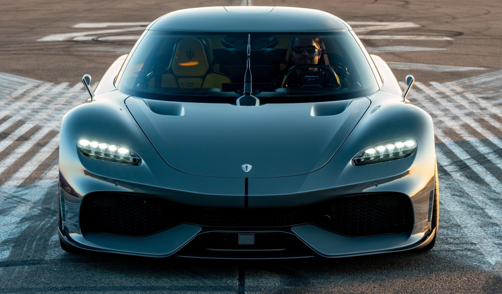 Черный быстрый автомобиль Koenigsegg Gemera 2020 года вид спереди