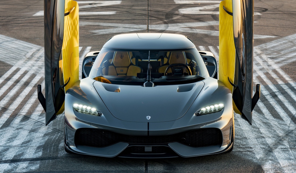 Серебристый автомобиль Koenigsegg Gemera 2020 года с открытыми дверями