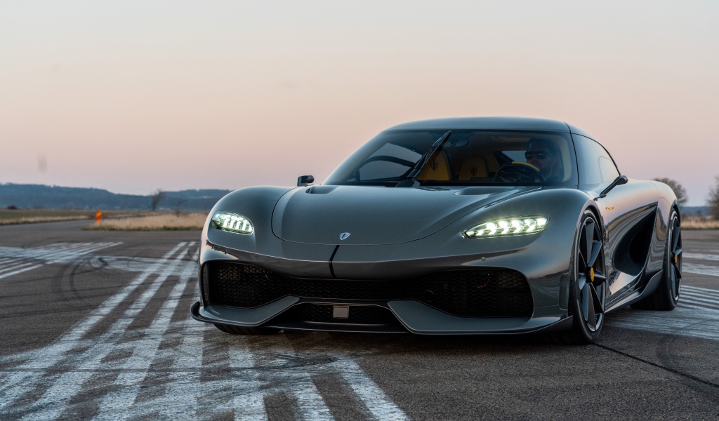 Черный автомобиль Koenigsegg Gemera 2020 года на асфальте 