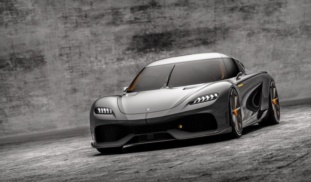 Автомобиль Koenigsegg Gemera 2020 года на сером фоне