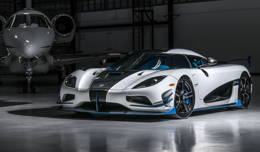 Спортивный автомобиль Koenigsegg Agera RS1 в ангаре