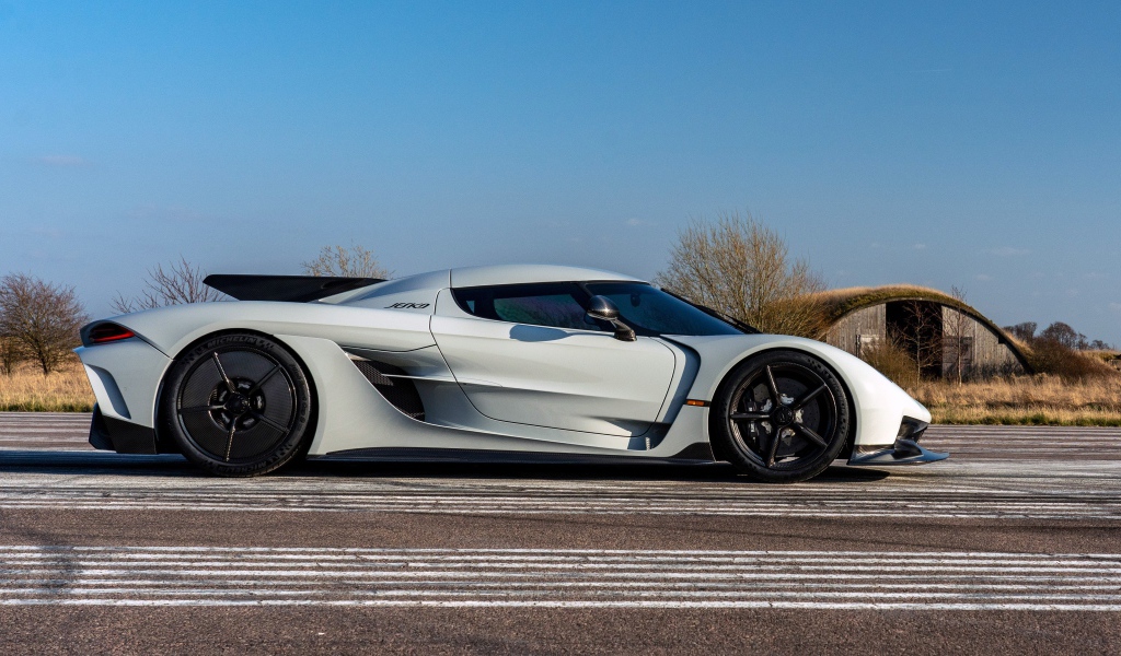 Белый автомобиль Koenigsegg Jesko Absolut 2020 года вид сбоку
