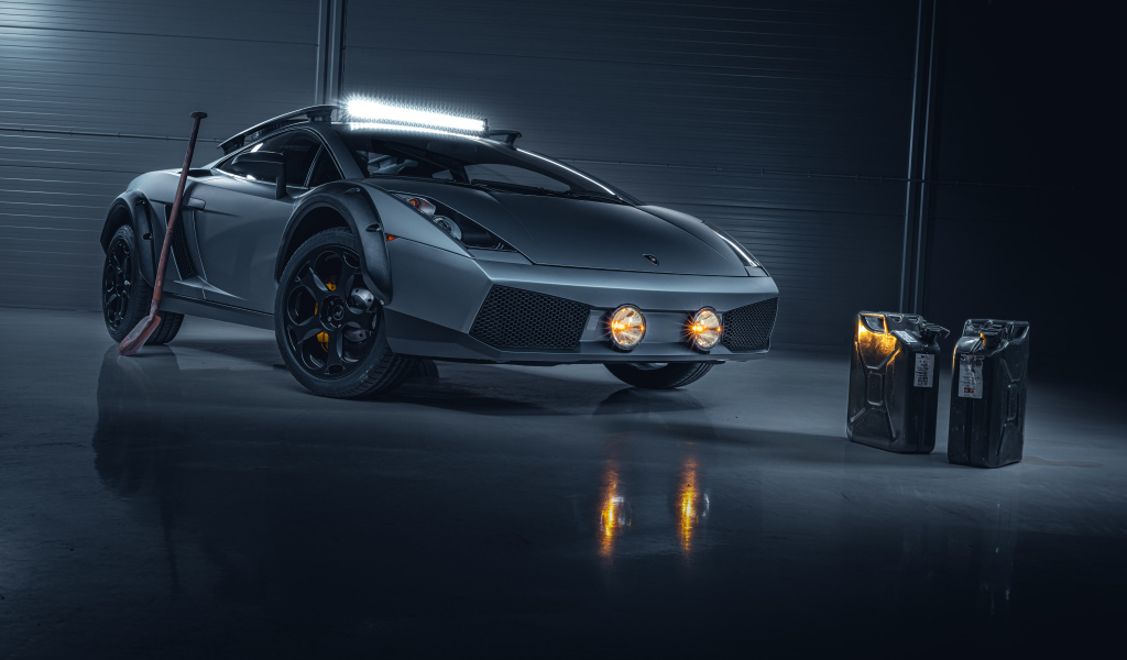 Спортивный автомобиль Lamborghini Gallardo Offroad, 2019 года с канистрами