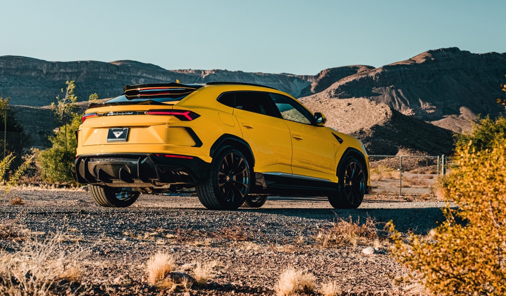Желтый автомобиль Lamborghini Urus 2019 года в горах 